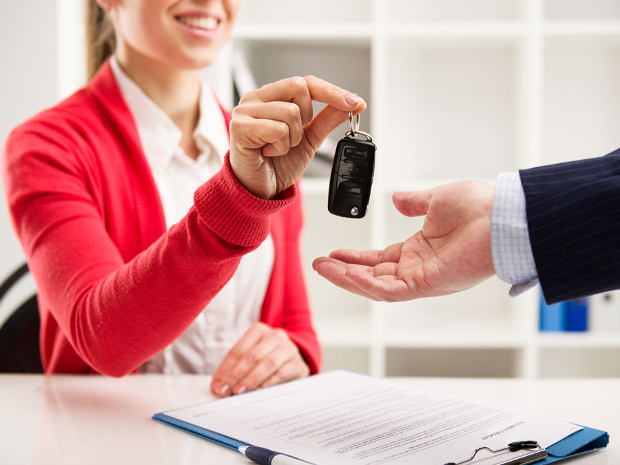 homme dans une compagnie d'assurance