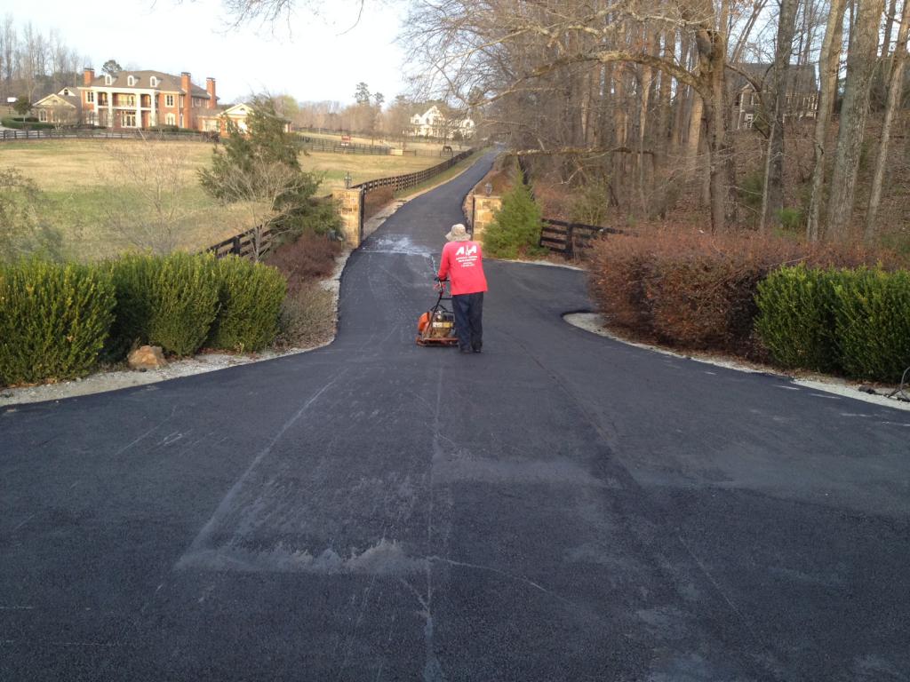 Utilisation d'un outil spécial pour la pose d'asphalte