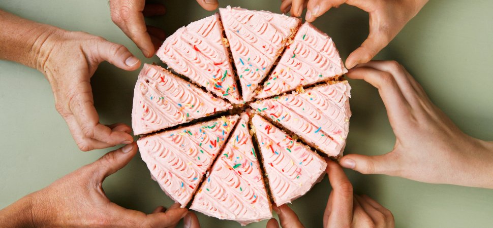 les gens prennent un gâteau