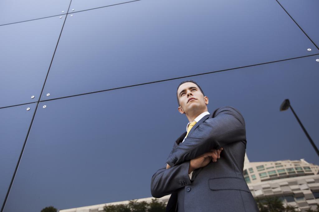 un homme près du mur d'un immeuble