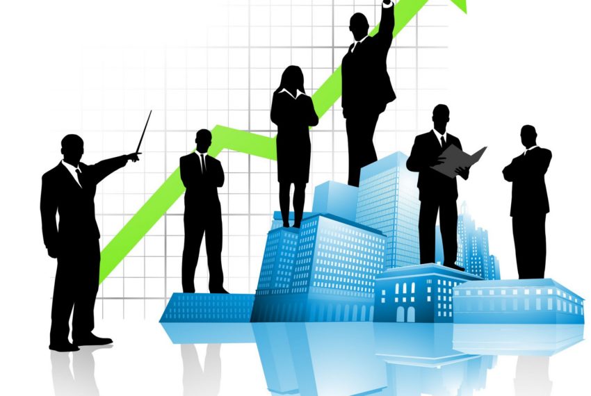 silhouettes de gestionnaires prévoyant une croissance des ventes