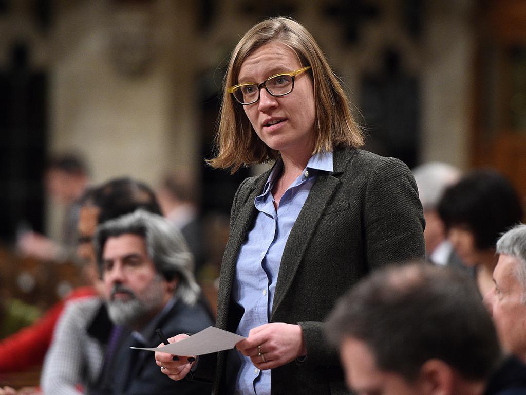 femme pose une question