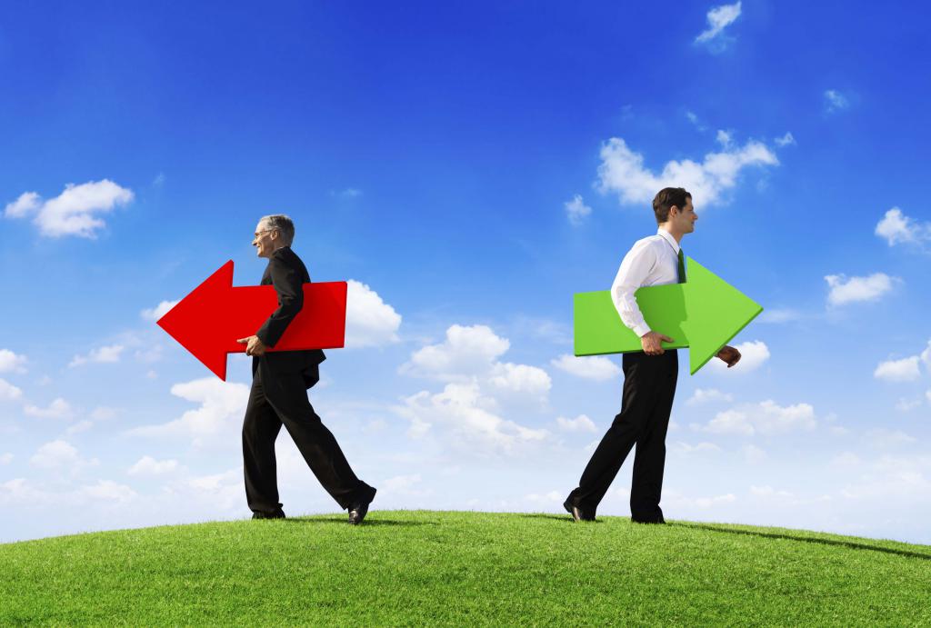 les hommes tiennent des flèches rouges et vertes