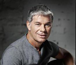 qui est l'artiste des gens plus élevés ou honoré