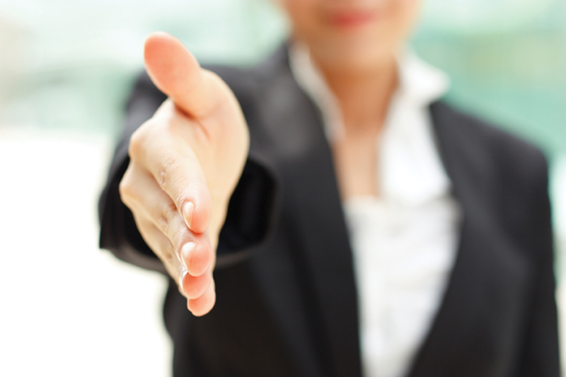 Femme décide de la poignée de main