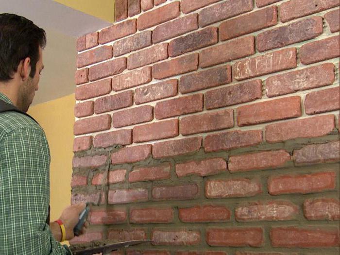 Organisation du travail d'un maçon lors de la pose de coins