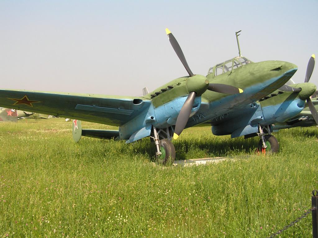 PE-2, bombardier diplomatique