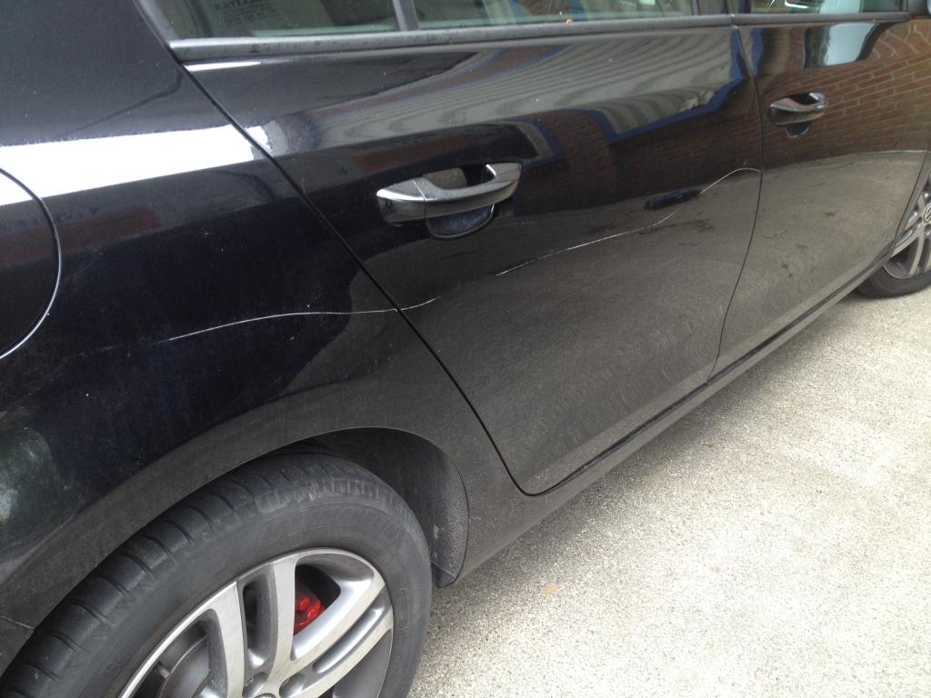 gratté la voiture avec un clou dans la cour que faire