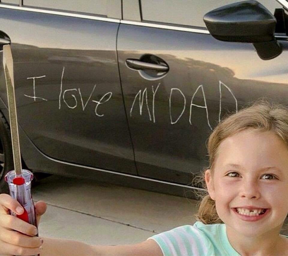 enfant a gratté une voiture dans la cour que faire