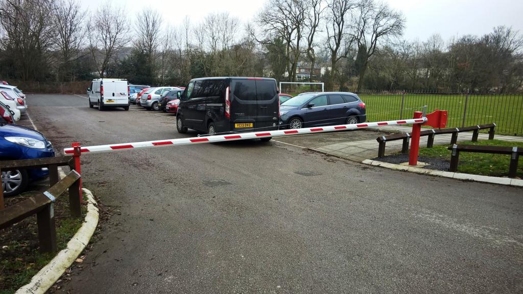installation d'une barrière dans la cour d'un immeuble résidentiel