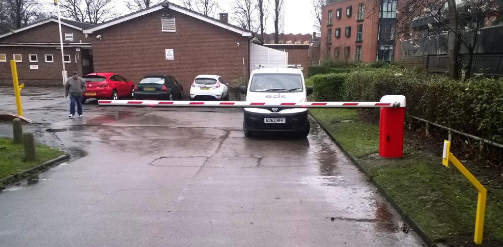 Une barrière dans la cour d'un immeuble résidentiel est-elle légale?