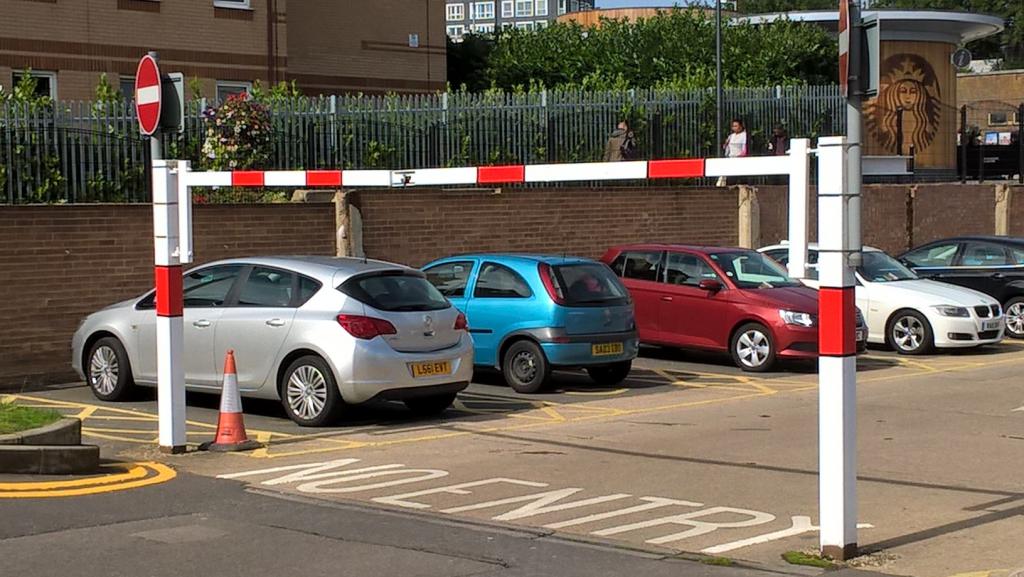 barrière dans la cour d'un immeuble résidentiel