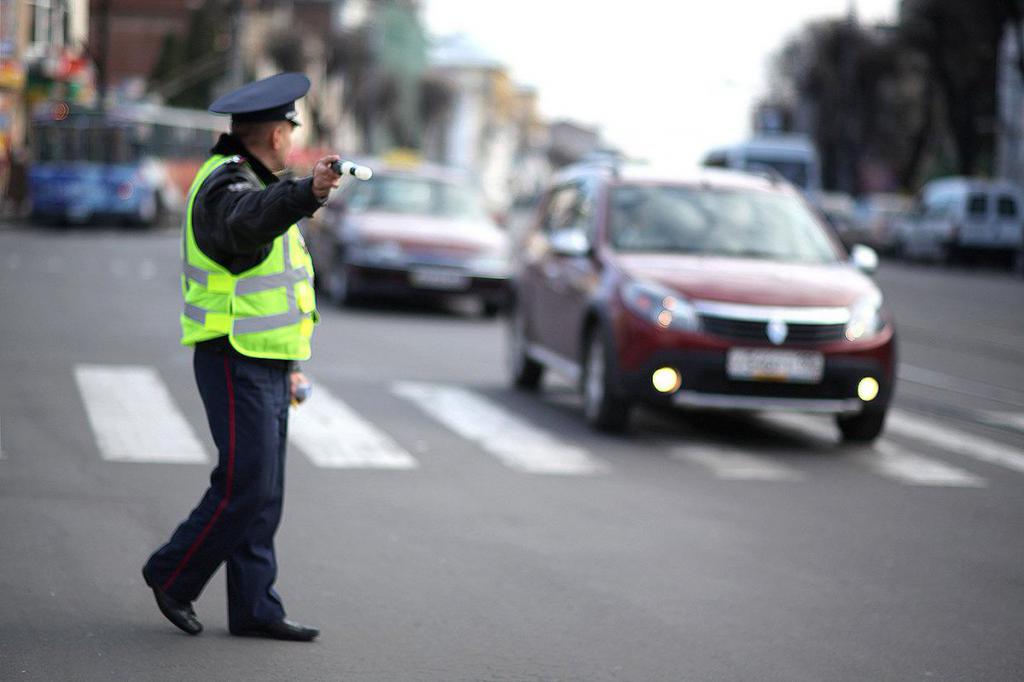 inspection d'un coffre de voiture par un agent de la circulation