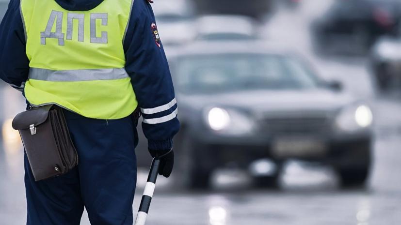 bloqué la voiture dans la cour