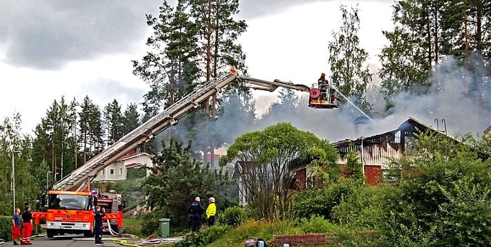 les pompiers éteignent un petit bâtiment