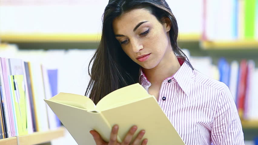 fille avec un livre