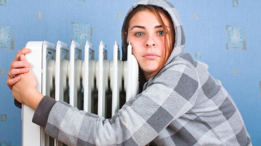 La fille se prélasse dans le refroidisseur d'huile