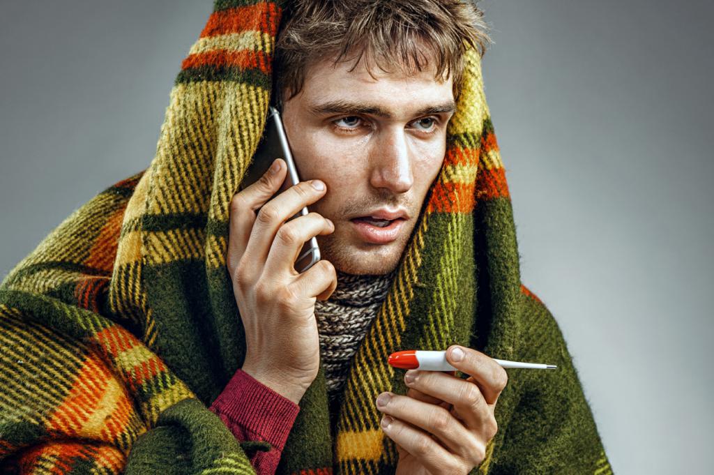 Gars froid avec un téléphone