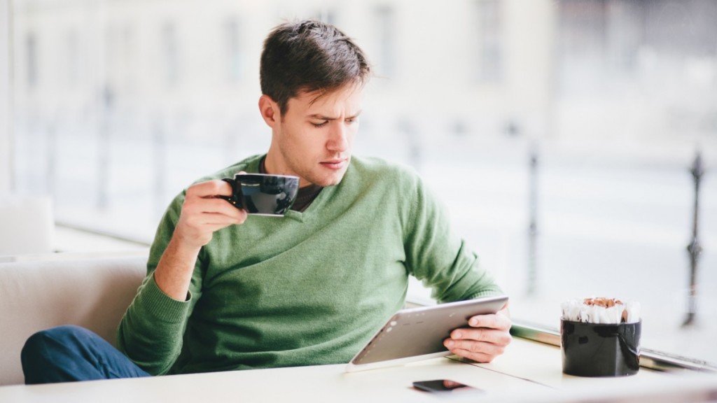 Homme à l'ordinateur