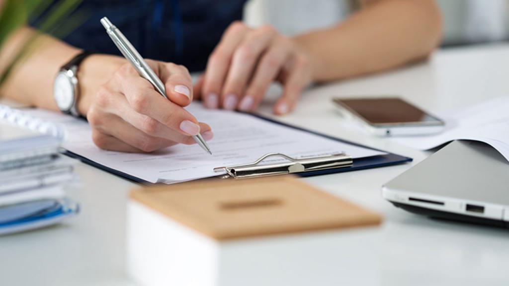 Travailler à la banque.
