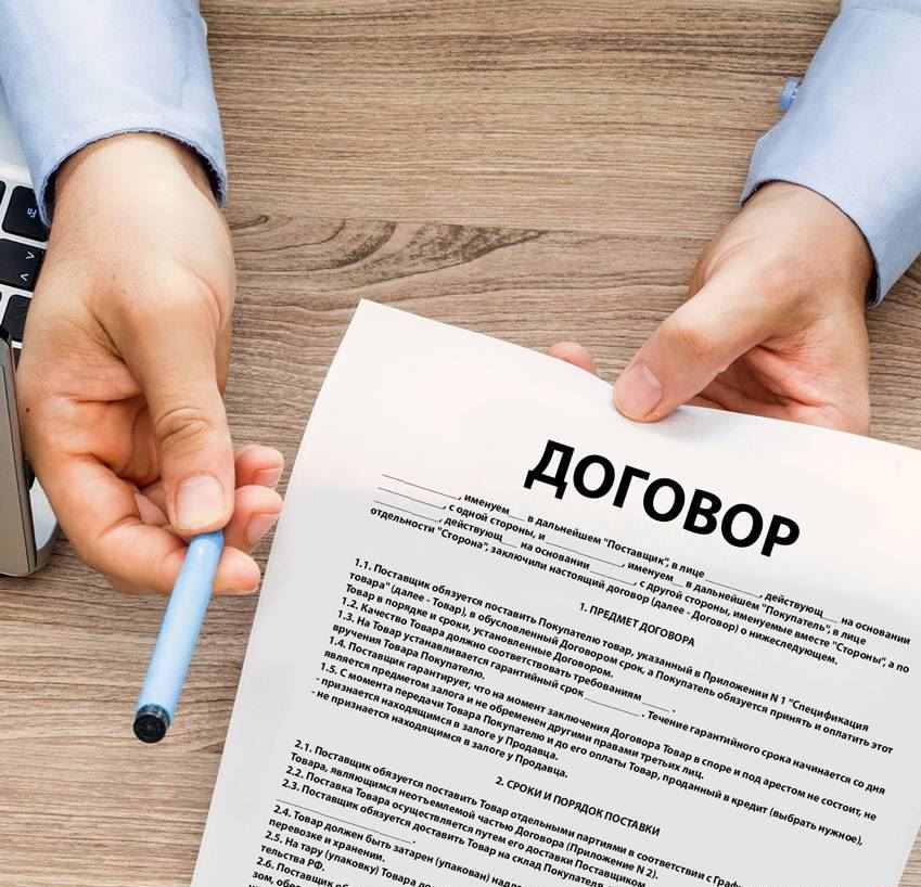 Homme avec un contrat