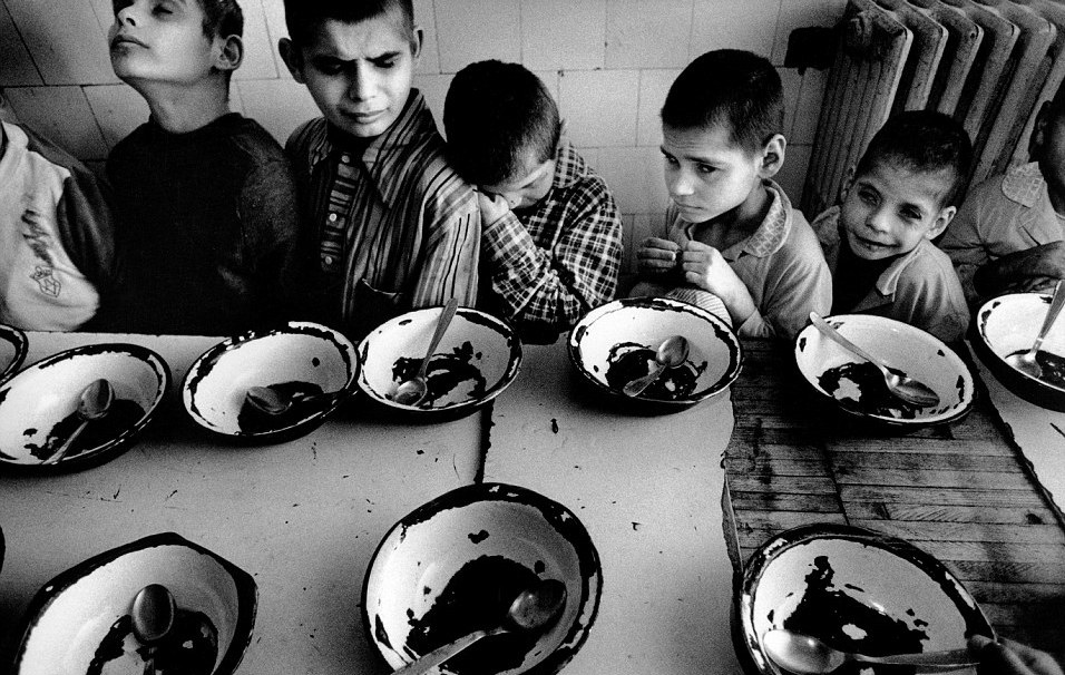 enfants dans des orphelinats