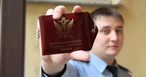 Que fait l'enquêteur huissier