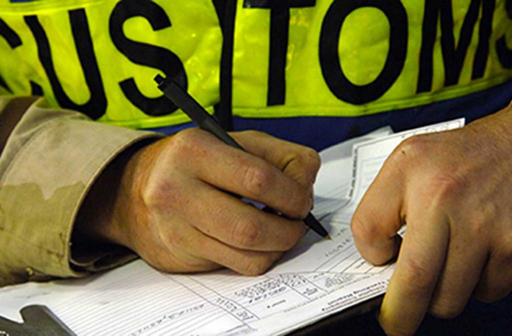 Inspecteur des douanes au travail