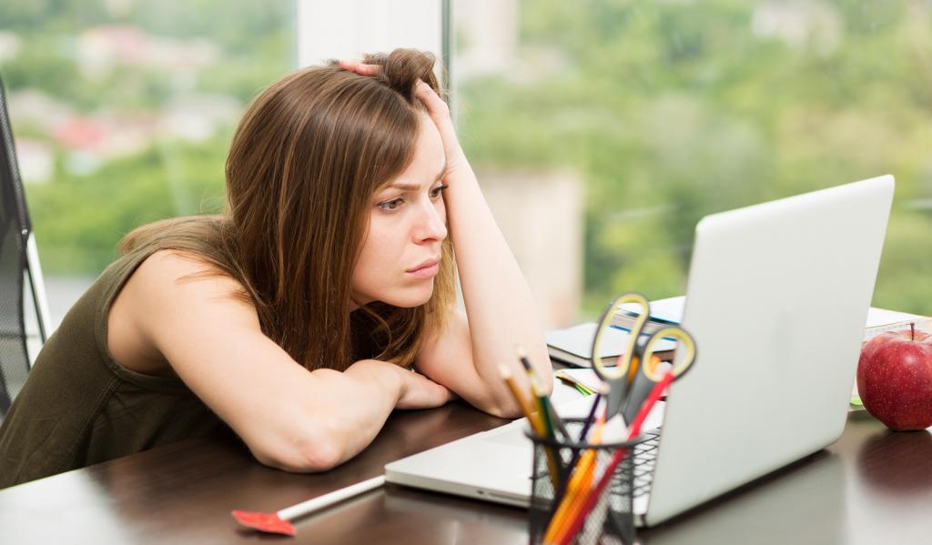 Fille à l'ordinateur portable