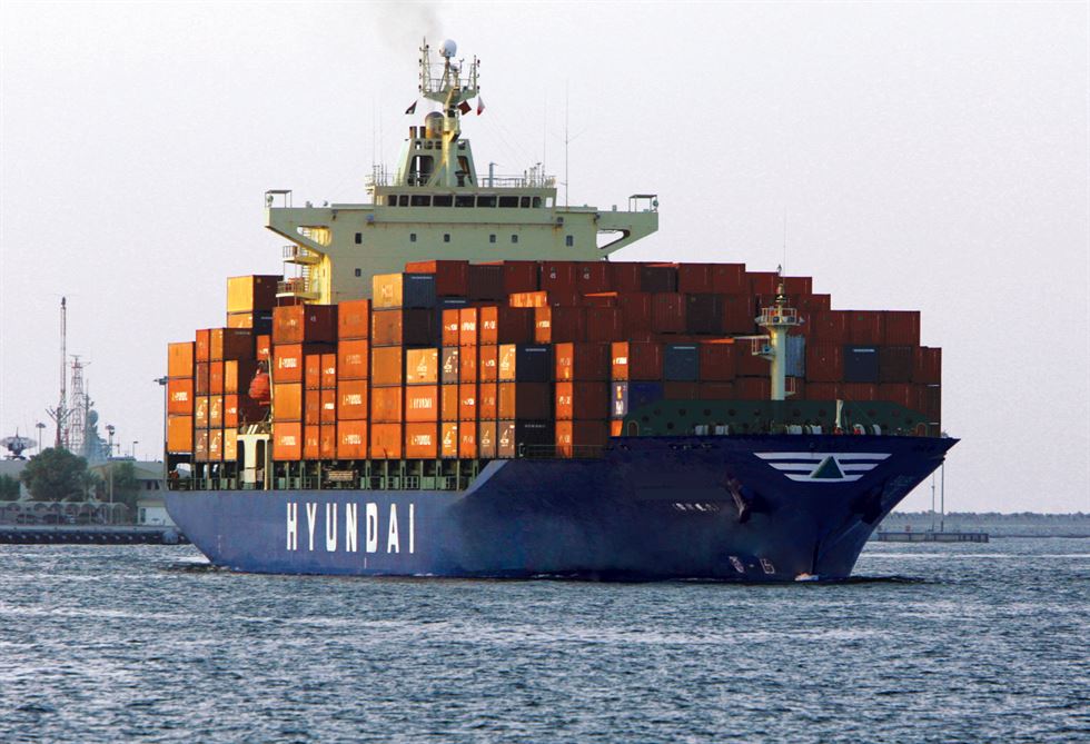 Porte-conteneurs près du quai