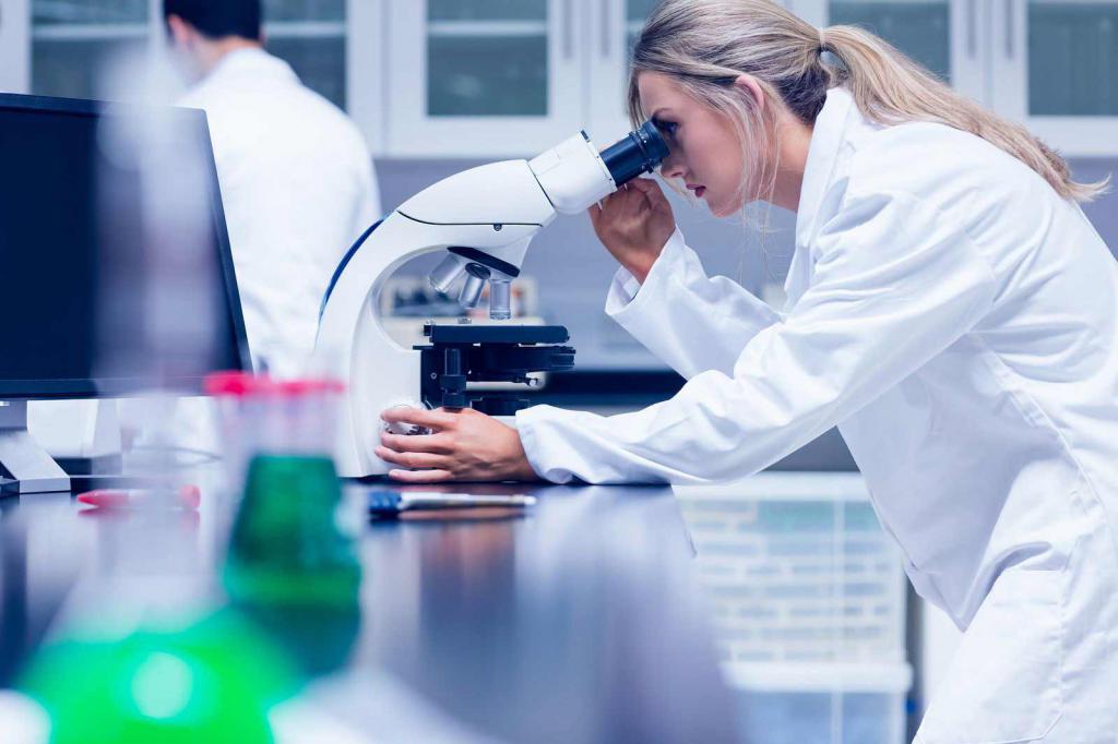 Scientifique mène des expériences