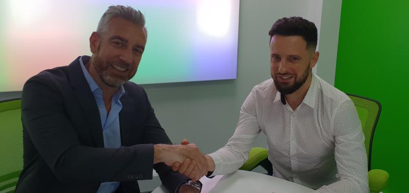 Signature d'un contrat de distribution