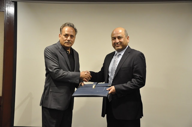 Les partenaires échangent des documents signés