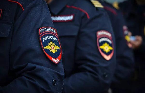 officiers de police en uniforme