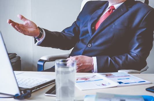 en tant qu'employeur peut agir en tant que juriste