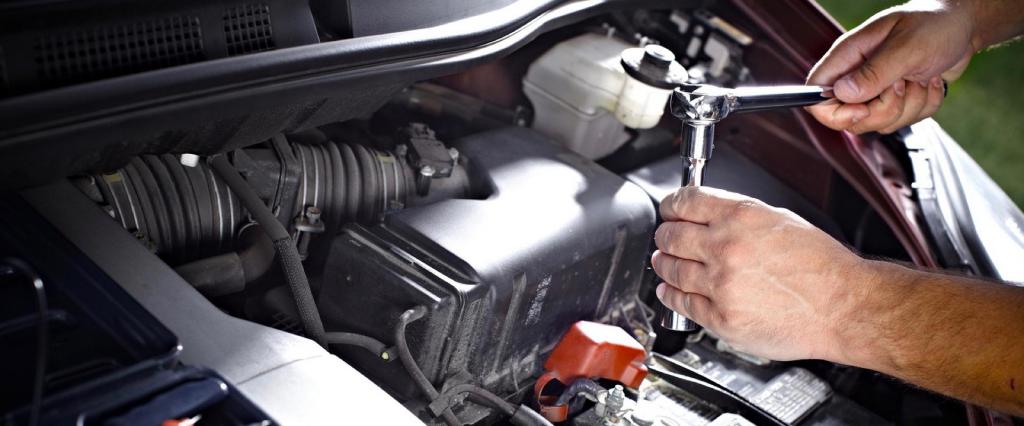 Réparation de voiture à la station service