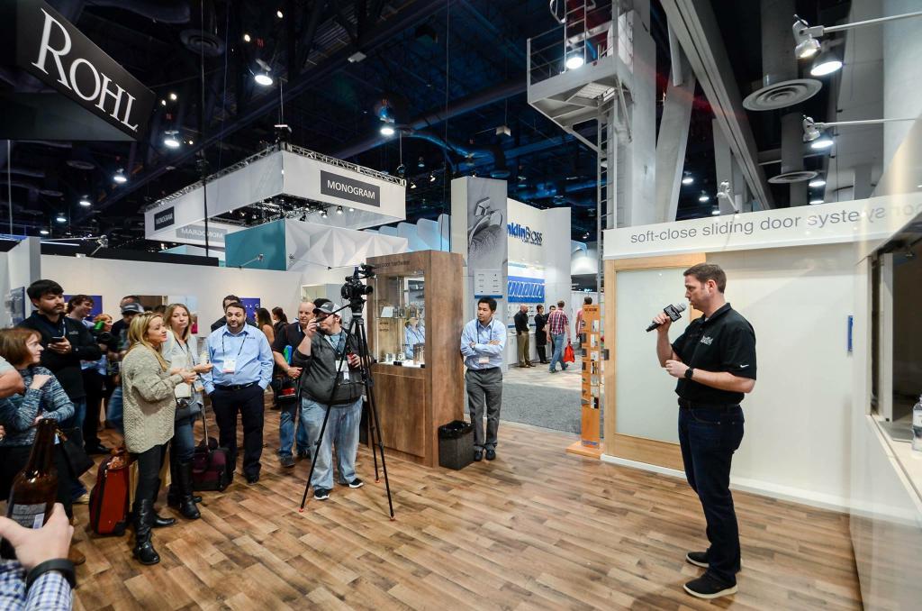 Man présente un nouveau produit.