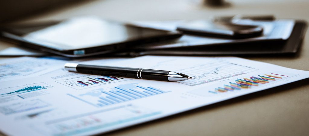 stylo avec des documents sur la table