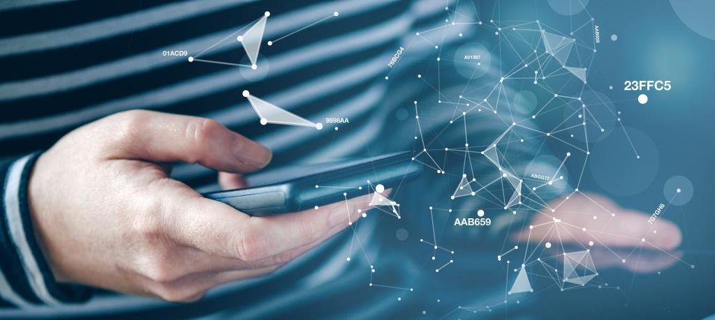 homme avec smartphone